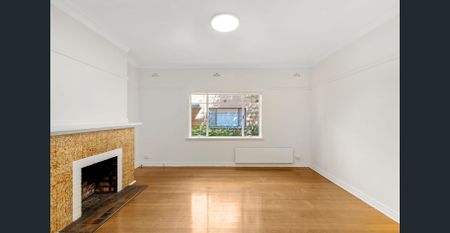 Charming Renovated Two-Bedroom Apartment in Prime St Kilda Location - Photo 4