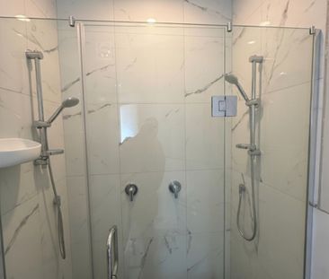 Unique Central Living – 2 Bedroom Apartment Above Café Dominion Rd - Photo 2