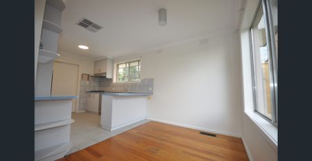 Spacious 3-Bedroom Home in a Prime Greensborough Location - Photo 5