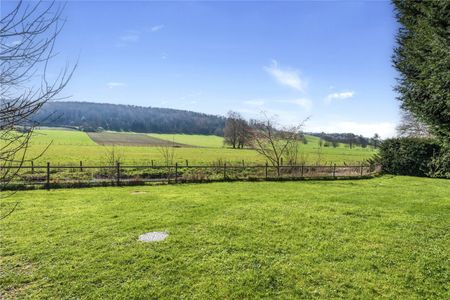 A stunning, detached, thatched house nestled within the West Dean Estate, with versatile and flexible accommodation - Photo 4