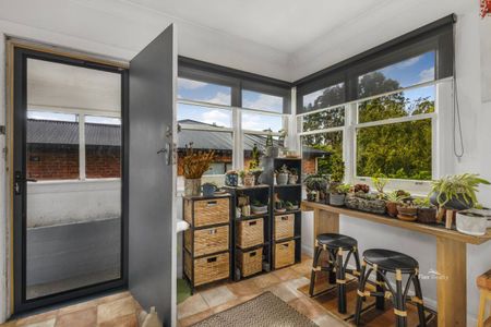 Charming and Spacious Family Home in Hillcrest - Photo 5