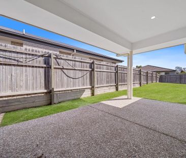 Modern Family Living in Yarrabilba - Photo 4