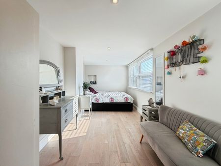 4 bedroom House To Let Total Size: 1561 SQ FT - Photo 4