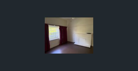 Impressive Three Bedroom house close to all amenities!! - Photo 3