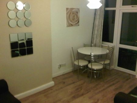 3/4 bed house Glendower Road 75 p/p/p/w - Photo 4