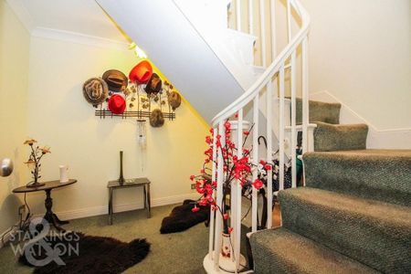 2 bedroom maisonette to rent - Photo 2