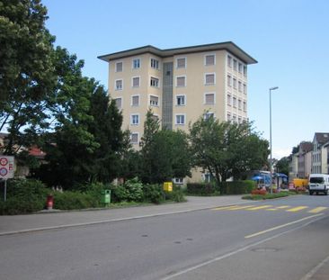 schöne, helle, grosse, sehr preiswerte 2.5 Zi-Wohnung. Zentral nahe... - Photo 1