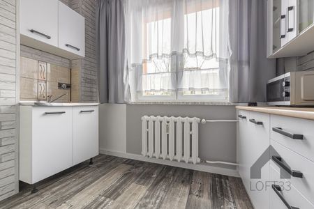 Przestronne i wyposażone dwupokojowe mieszkanie w centrum Jaworzna do wynajęcia | Spacer 3D - Photo 4