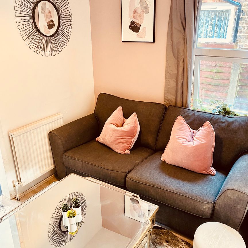 Stunning shared home in Hagden Lane! 198HAG - Room 4 - Photo 1