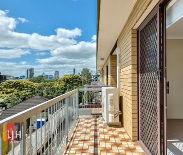 ONE OF THE BIGGEST TWO BEDROOM UNITS IN PRIME LOCATION! - Photo 4