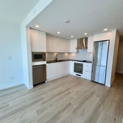 LAKEVIEW AT BROOKLYN! 1 Bdrm PLUS Den - Photo 1