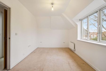 A fabulous four bedroom family home benefiting from off-street parking, located in Isleworth. - Photo 4