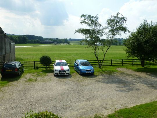 Flat to rent on - Photo 1