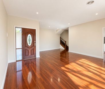 Stylish 3-Bedroom Townhouse in Doncaster East - Photo 3