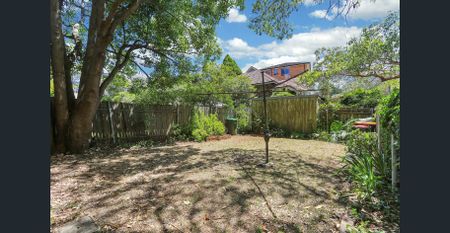 ***SUNNY AND BRIGHT ONE HOUSE*** - Photo 2