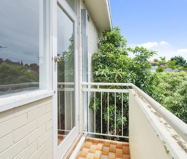 RENOVATED LARGE LIGHT & BRIGHT 2 BEDROOM WITH UCP - Photo 4