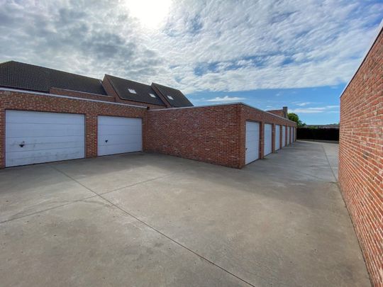 Rijwoning met 3 slaapkamers, garage en tuintje. - Photo 1