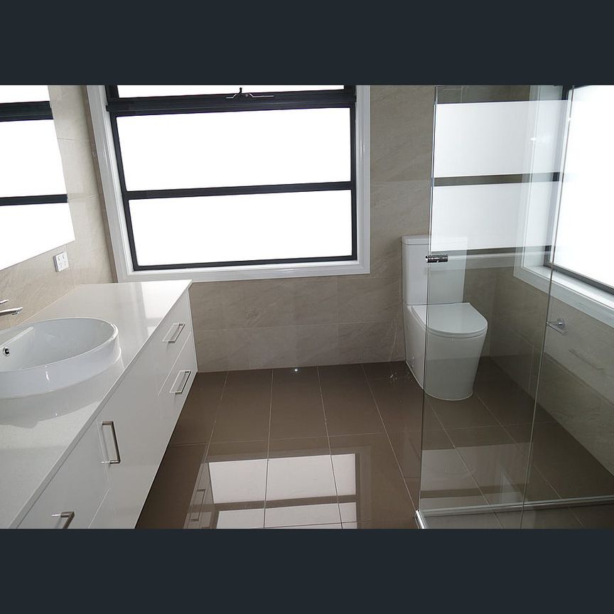 Heading Modern & Bright Town Residence with Gardening Included - Photo 1