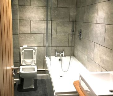 Modern Ensuite in Quiet Professional Home - Photo 5