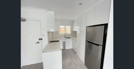 Perfect Beachside Apartment Ready for Summer | $1100 Per Week - Photo 4