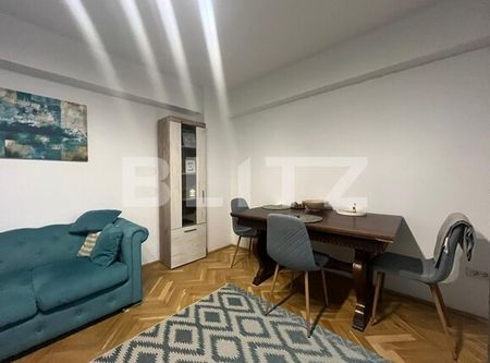 Apartament cu 3 camere, 80 mp, decomandat, situat la etaj intermediar, în zona centrală - Photo 2