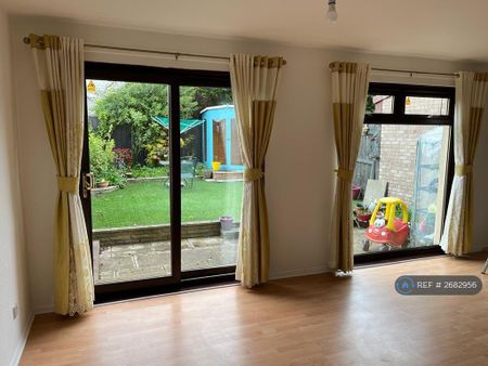 3 bedroom terraced house to rent - Photo 3