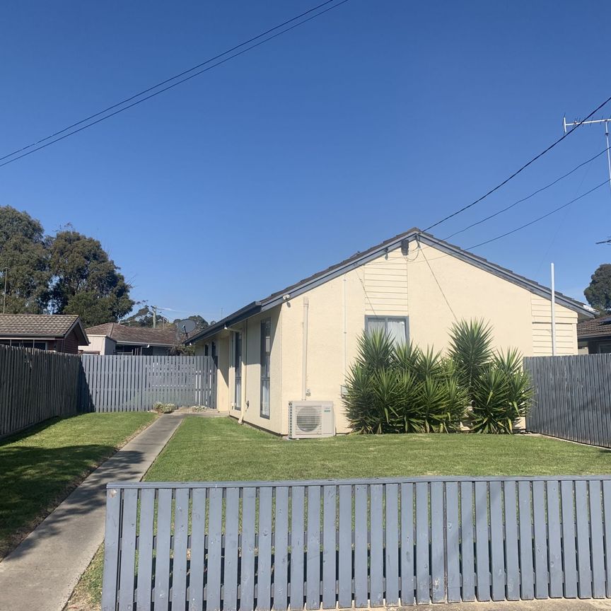 Warm and Inviting 3 Bedroom Home - Photo 1