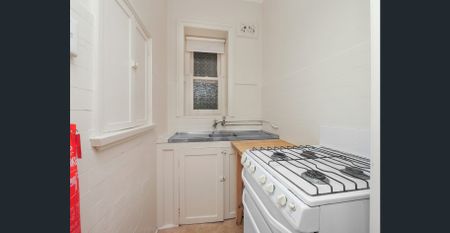 Harbour Lifestyle and Art Deco Charm in Elizabeth Bay - Photo 2