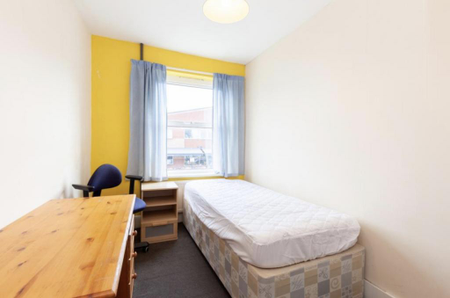 1 bedroom in a house share to rent - Photo 4