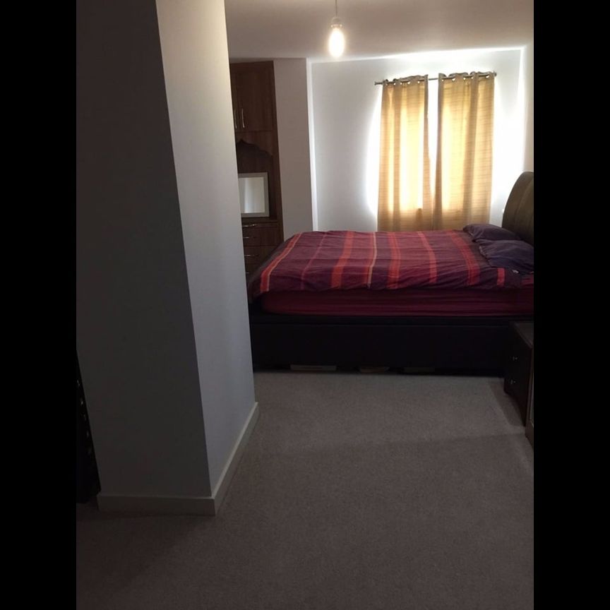 3 Bed Flat, Ealing Road, TW8 - Photo 1