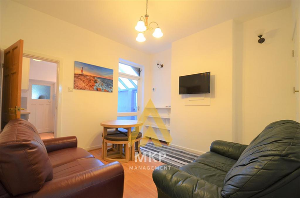4 bedroom terraced house to rent - Photo 1