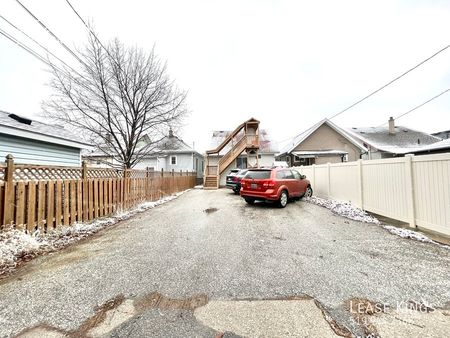 1 Bed 1 Bath Upper on Ottawa - All Inclusive Rent and In-Unit Laundry! - Photo 2