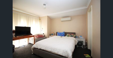 SPACIOUS FAMILY HOME - Photo 4