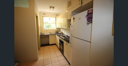 Fully Furnished Big Bedroom in 2 Bed unit for single mature lady - Photo 4