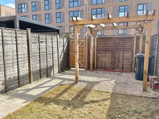 1 bedroom in a house share to rent - Photo 1