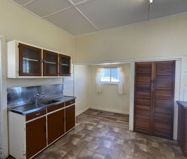 Spacious 3 Bedroom Home in Convenient Location - Photo 3