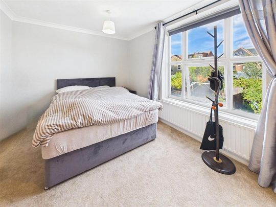 4 bedroom end of terrace house to rent - Photo 1