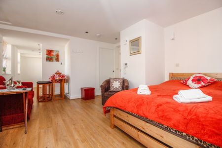 1 bed Studio - To Let - Photo 3