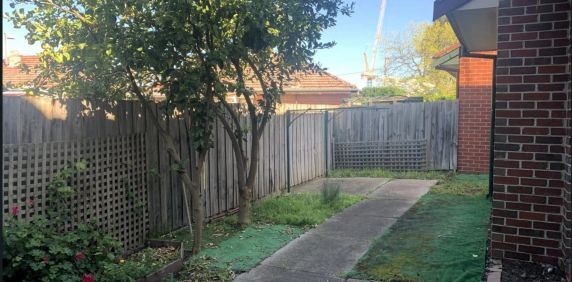 Well positioned 3 bedroom townhouse - Photo 2