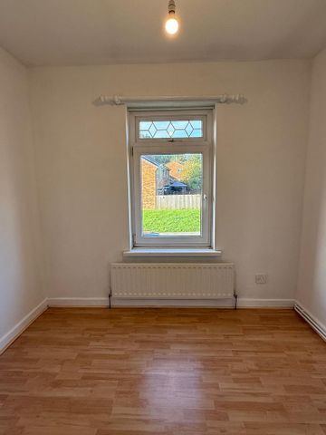 3 bedroom end of terrace house to rent - Photo 3