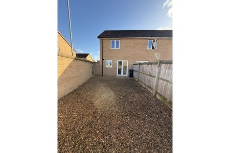 2 bedroom end of terrace house to rent - Photo 3