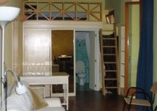 Trastevere-Terrace: 45sqm. Charming studio loft. Entrance, living room, separate kitchen, renovated bath, sleeping loft, large private terrace. Sunny, silent. Ref. 692