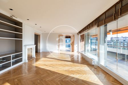 Apartment for Rent in Plaça Castelló - Photo 2