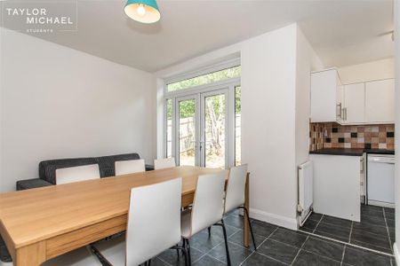 6 bedroom detached house to rent - Photo 2