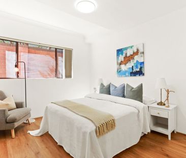 Style, Light and Location in a Courtyard Apartment - Photo 4