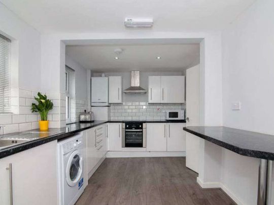 1 Double En Suite Room Available In L7! Room 7 (Double En-suite) - Photo 1