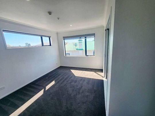 Stylish New-Build 4BR Home in Avondale - Photo 1