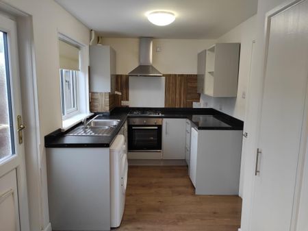 3 bedroom terraced house to rent - Photo 5