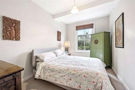 A wider than average five bedroom house in a prime location off the Fulham Road. - Photo 5