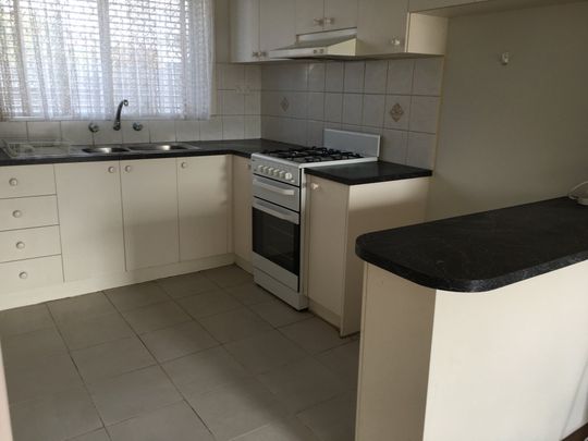 Cosy and comfortable in Oak Park! - Photo 1